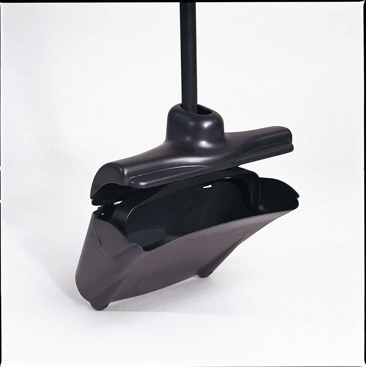 Rubbermaid Lobby Upright Dust Pan W/Cover Black 1
