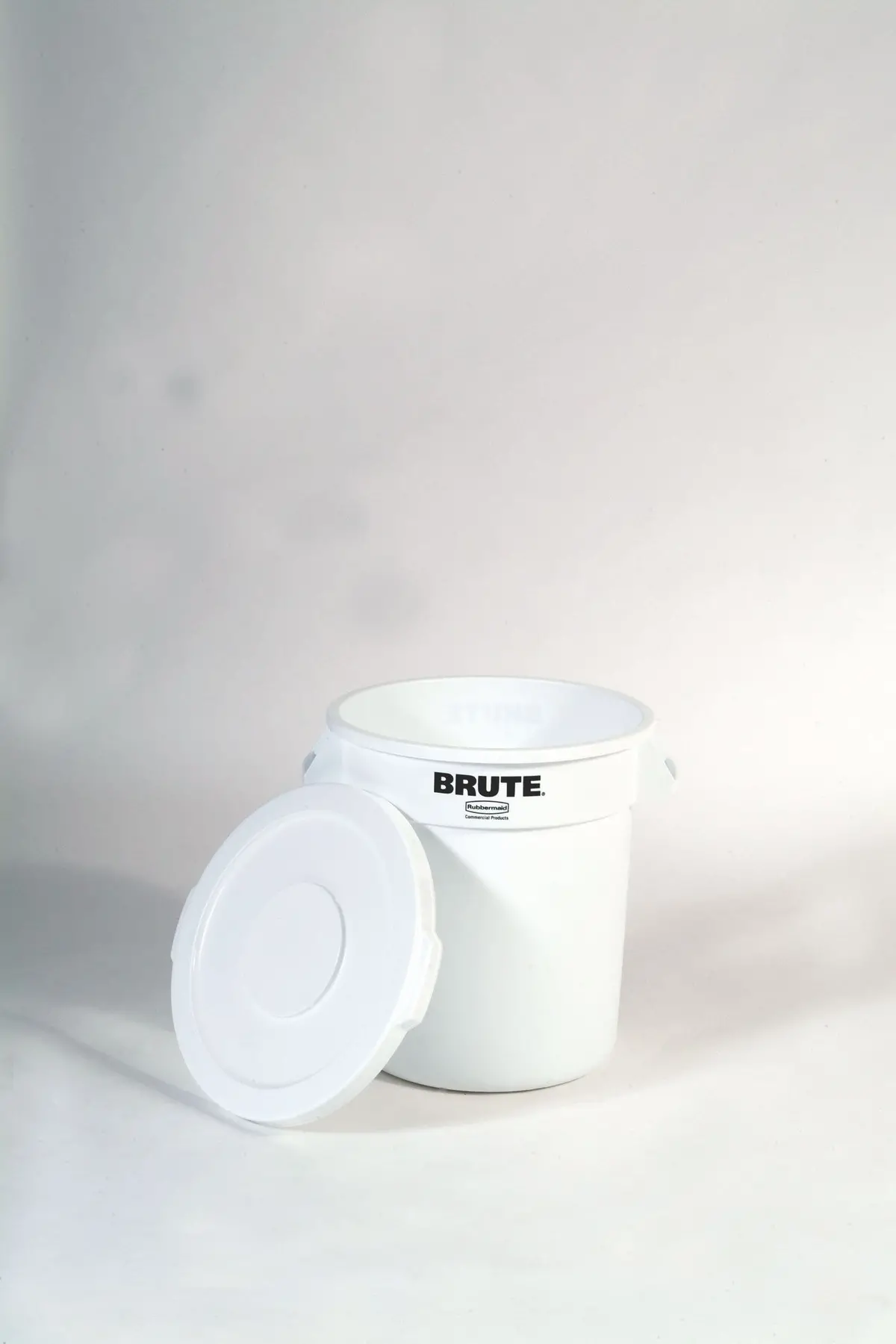 Rubbermaid Lid White For 10Gal-2610 Cont 1