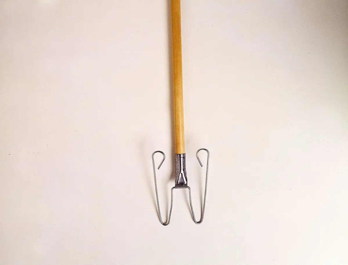 Rubbermaid Wedge Mop Wood Handle & Metal Frame 1