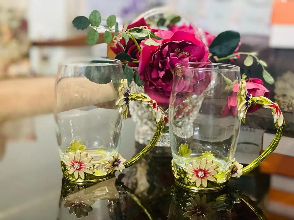 Hi-Luxe Premium Charles Big Water And Juice Glasses/Mugs Set Of 4 Transparent Tinted Glass, 350 Ml, Stylish And Crystal Tall Highball Glasses With Unique Floral Handles For Water, Juice And Cocktails 1