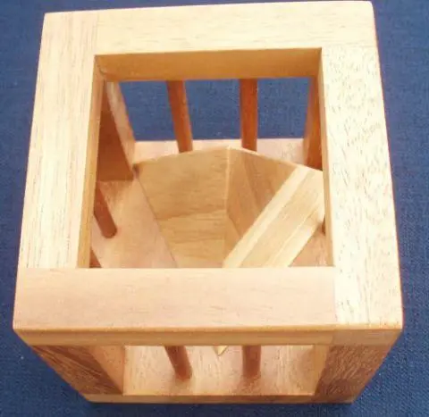 Pyramid Cage Large 1